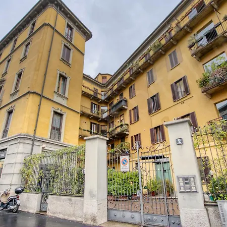 Guesthost - Charming 7 Stops From Duomo Appartement
